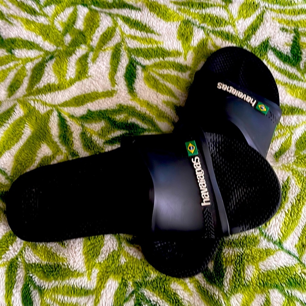 Gently worn Havaiana slides